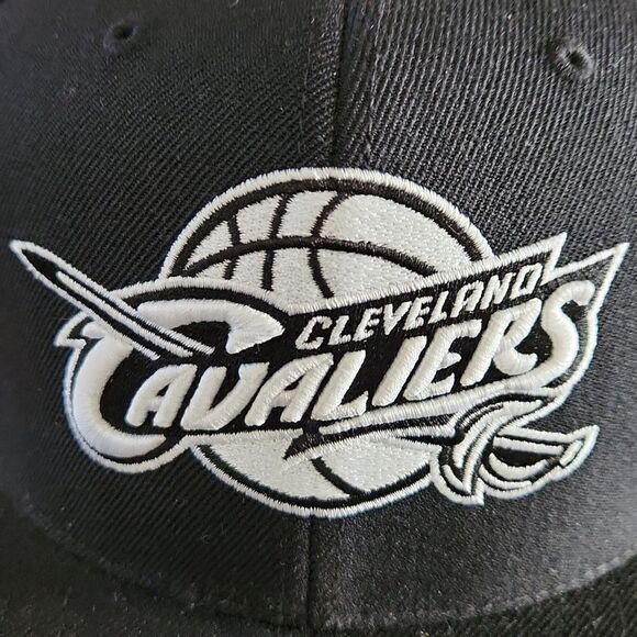 NEW Cleveland Cavaliers black and white snapback cap hat by Mitchell & Ness - Picture 2 of 8